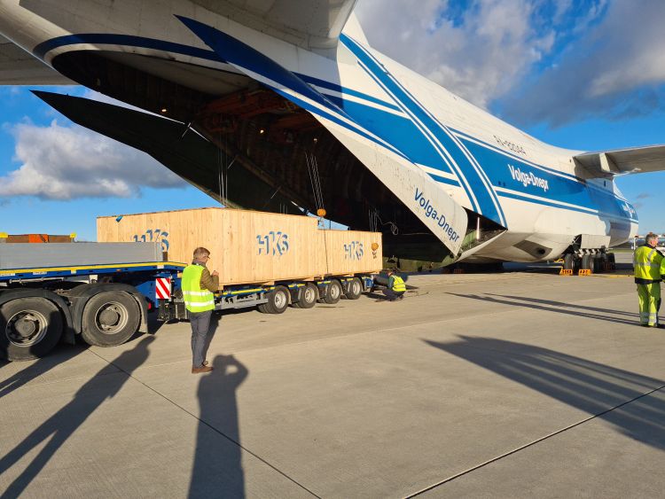 Loading of urgently needed HKS lens expansion joints for air transport with an Antonov An-124