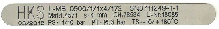 Příklad kovového typového štítku HKS, který se upevňuje na kovové kompenzátory