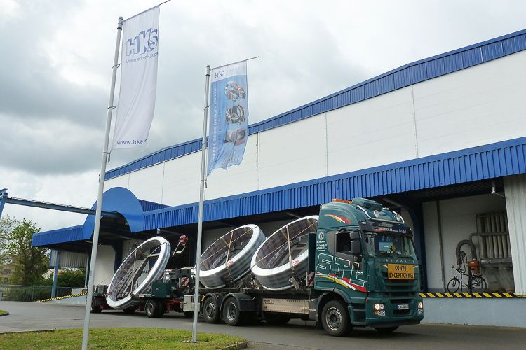 Speciální transport 3 čočkových kompenzátorů HKS napříč na nákladním vozidle s nízkým podvozkem